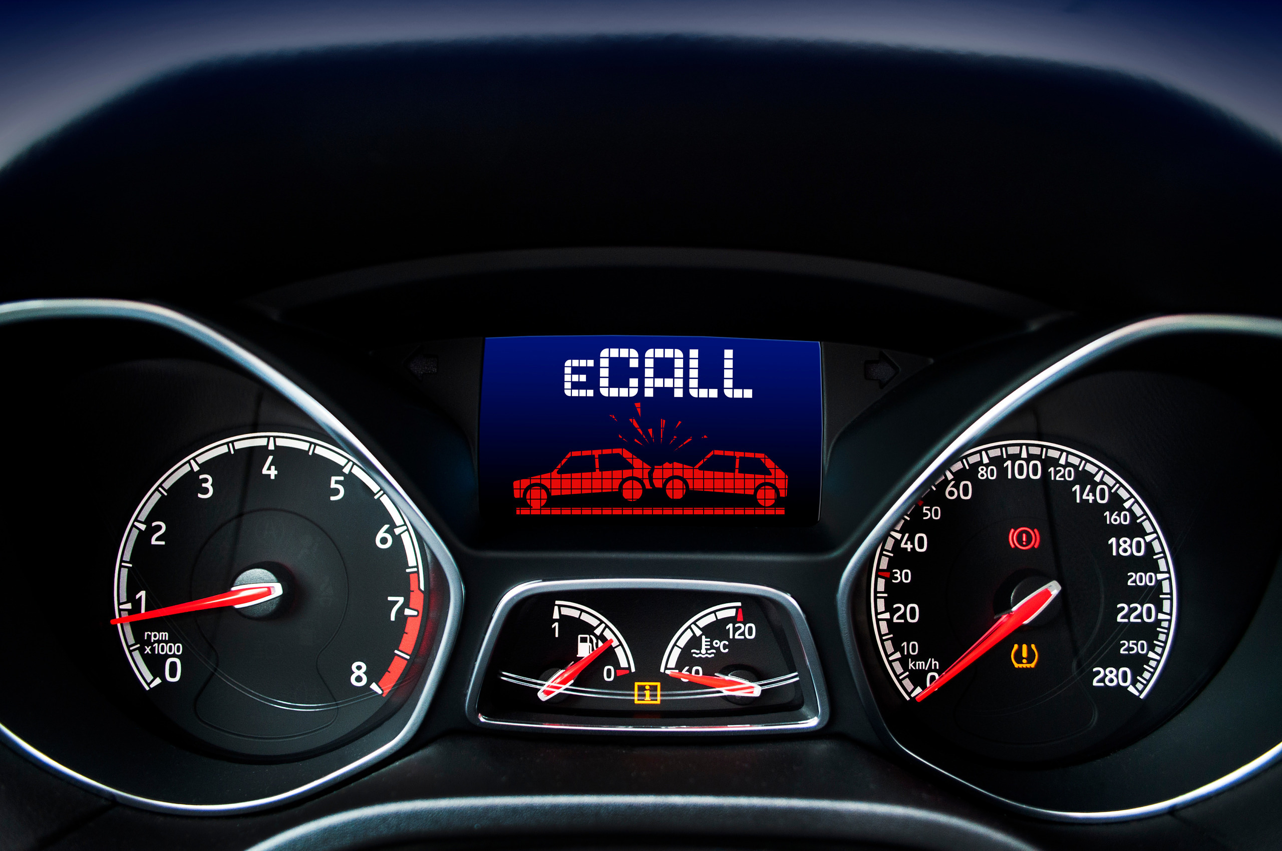 Ein Armaturenbrett im Auto auf dessen Display zwei verunfallte Fahrzeuge und das Wort eCALL zu erkennen sind